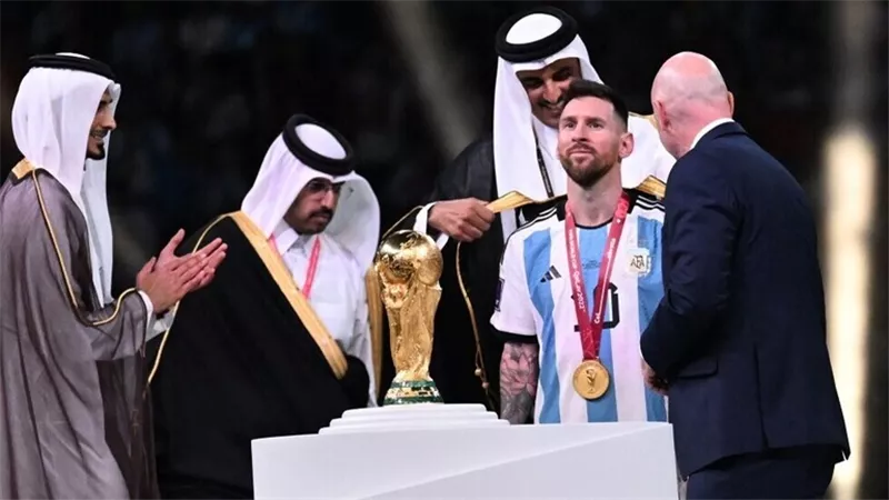 جدارية عملاقة لميسي احتفالا بذكرى مونديال قطر 2022.. فيديو