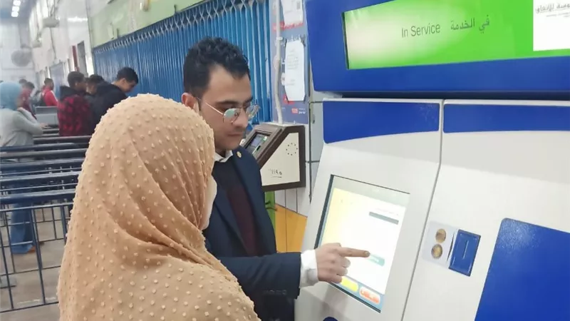 المترو: فريق عمل لمساعدة الركاب على استخدام ماكينات الصراف الآلي