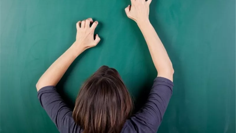 اسباب قشعريرة الجسم نتيجة خدش السبورة بالاظافر..تعرف عليها
