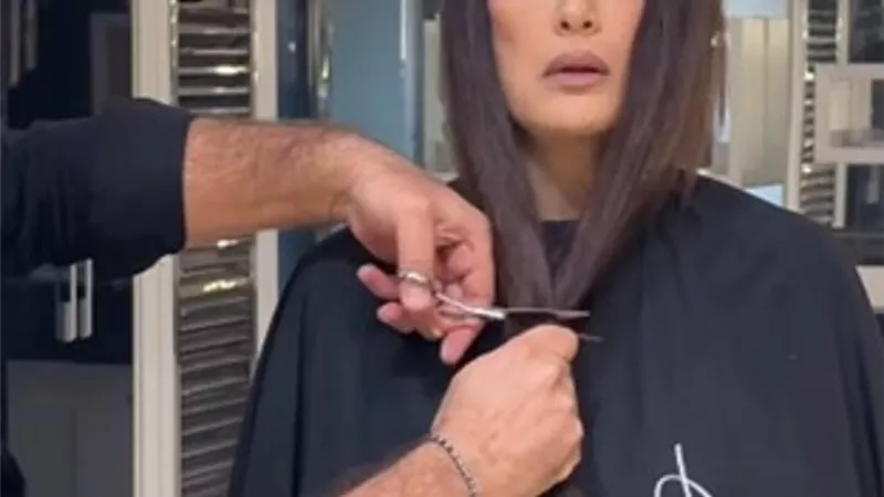 غادة عبد الرازق تشارك جمهورها لحظة قص شعرها .. فيديو