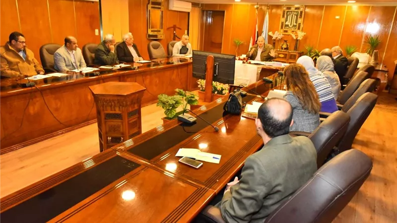 محافظ أسيوط يناقش مشروعات الخطة الاستثمارية للمحافظة 2024 - 2025
