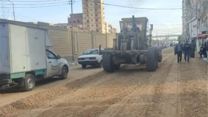 محافظ الشرقية يتابع أعمال رصف شارع المعهد الديني بالزقازيق