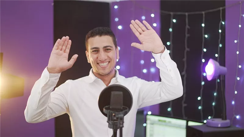 المنشد أحمد أبوالخير مكتشف المواهب ومدرب المقامات الصوتية.. تطـويـر وصقـل وتـعـزيـز قـدرات الشباب