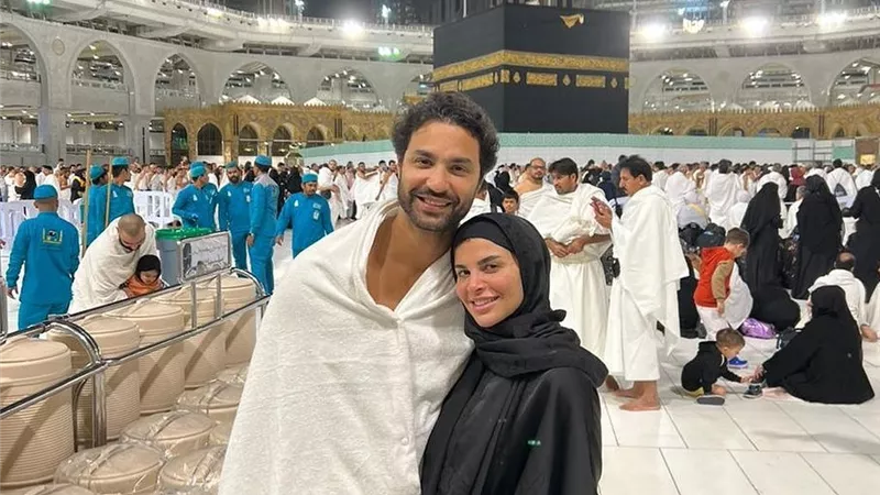 كريم فهمي يؤدي مناسك العمرة برفقة زوجته