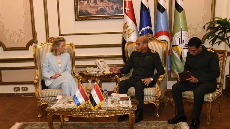 الفريق أول محمد زكى القائد العام للقوات المسلحةيلتقى وزيردفاع هولندا