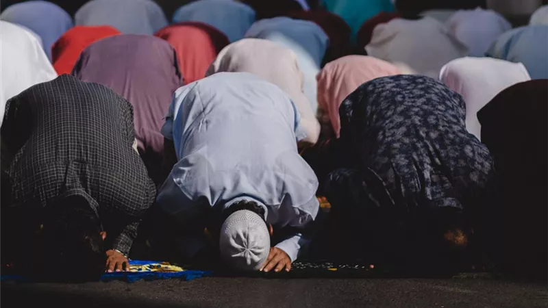 ثواب صلاة الفجر في جماعة..عميد أصول الدين يوضح