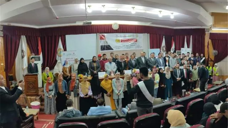 تكريم الطلاب المتفوقين وتوزيع أجهزة اللابتوب للطلاب المكفوفين بأسيوط