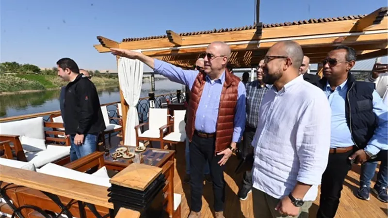 وزير الإسكان يستهل جولته بمدينة أسوان الجديدة بتفقد مشروعات الشريط النهرى السياحى