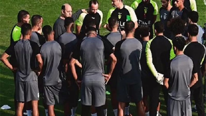 لاعبو الزمالك يتفقدون أرضية ملعب المباراة قبل مواجهة ساجرادا