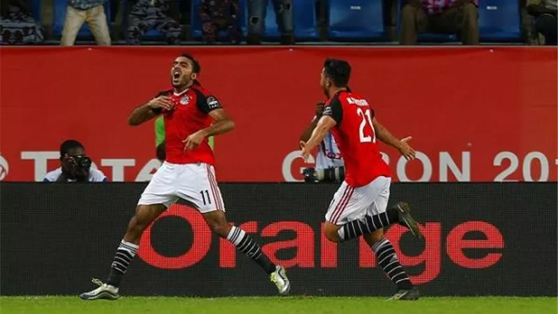 رغم نفى المسئولين .. تفاصيل أزمة شارة قيادة منتخب مصر بين تريزيجيه وكهربا