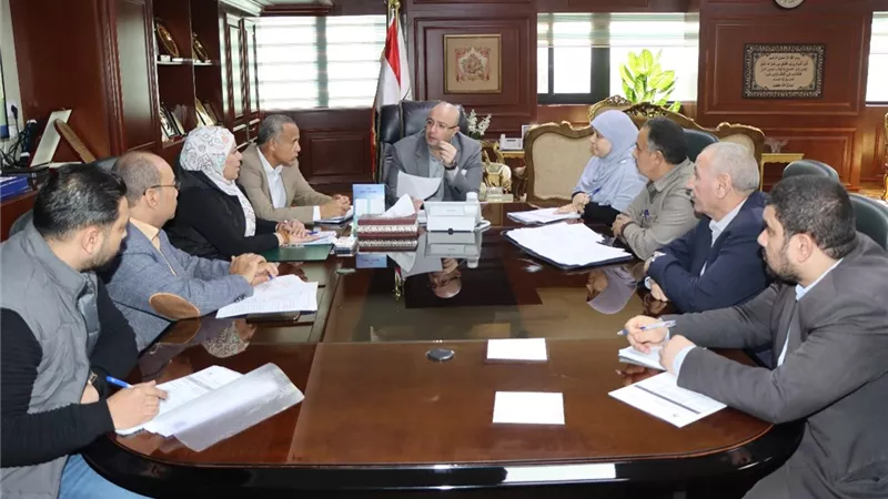 بحث شكوى مواطن من عدم حصوله على نموذج 