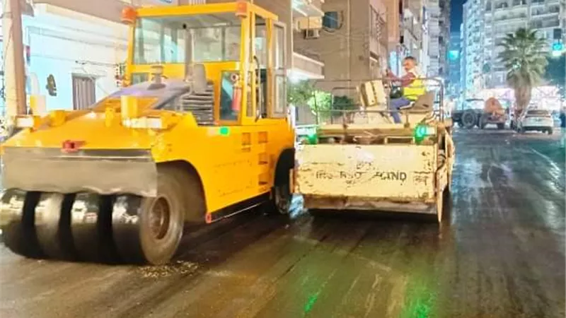محافظ الشرقية يتابع أعمال الرصف بشارع القومية