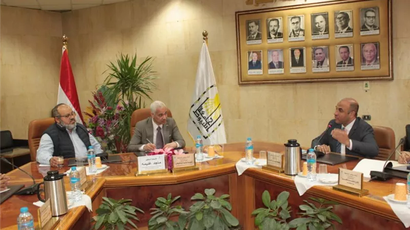 مستشار وزير التعليم العالي والبحث العلمي مع قيادات جامعة أسيوط