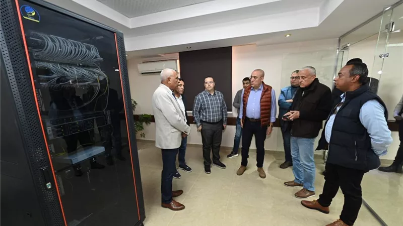 وزير الإسكان يتفقد عددًا من الإدارات بجهاز مدينة أسوان الجديدة
