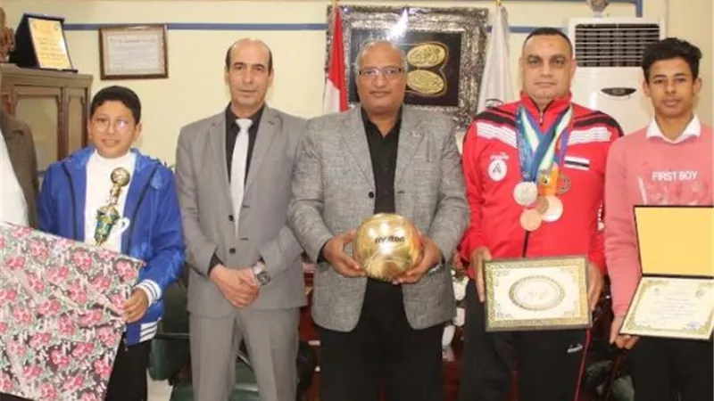 وكيل وزارة التعليم ببنى سويف يكرم المتميزين فى الانشطه