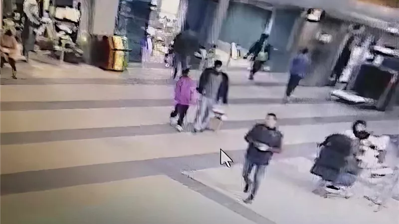 تفاصيل فيديو لشخصين باصطحاب طفلتين:أب حاول الهرب بأطفاله خارج البلاد