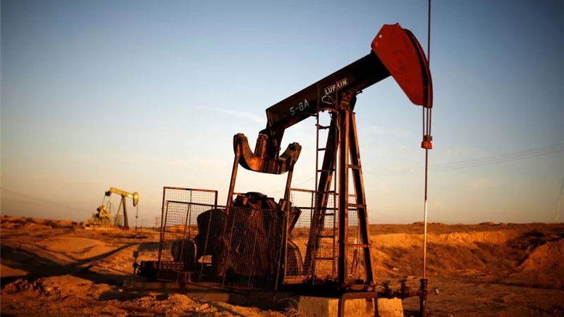 النفط يهبط أكثر من 1% بعد أنباء عن انسحاب أنغولا من 
