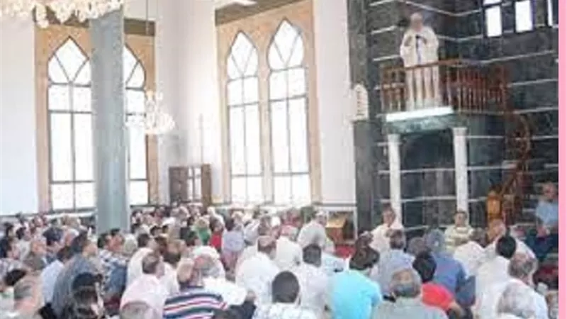 هل يجوز للخطيب ان يطلب الماء فوق المنبر