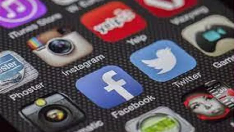 تصفح تطبيقات الهاتف النقال اثناء الخطبه حكمه يُبينه العلماء