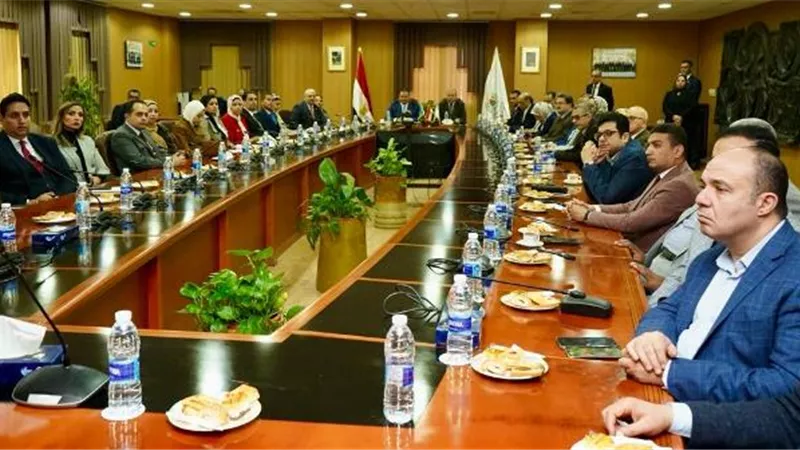 أسباب اجتماع قيادات الاعتماد والرقابة الصحية وجامعة المنصورة صور