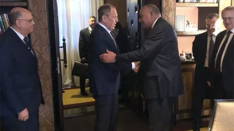 وزير الخارجية يبحث مع نظيره الروسي القضايا ذات الاهتمام المشترك