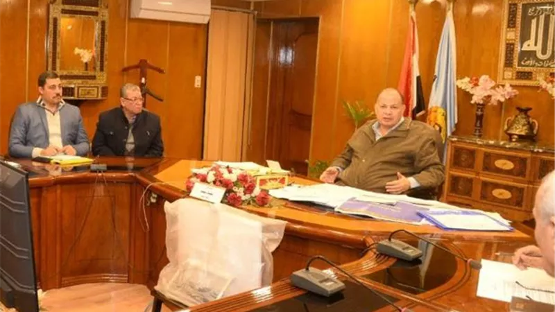 محافظ أسيوط يعقد اجتماعًا موسعًا لمتابعة موقف السلع ومدى توافرها