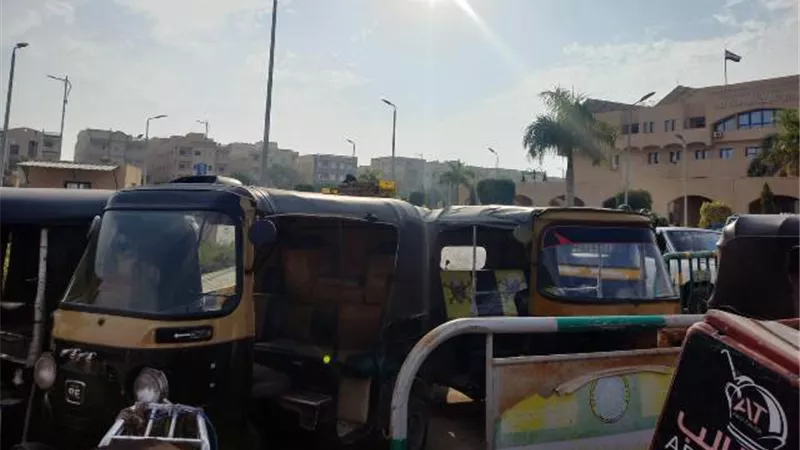 جهاز مدينة بدر يصادر 6 تكاتك ويتحفظ على معدات المقاولين.. بالصور