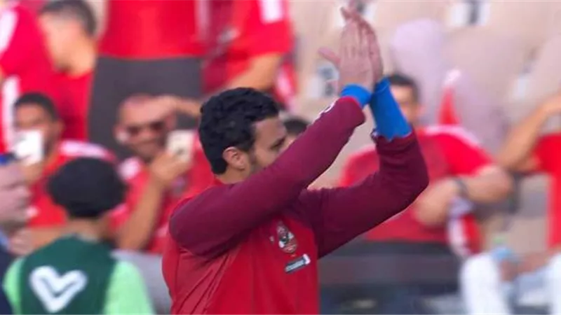 حراس الاهلى يجرون عملية الإحماء .. ونصيب الاسد من التشجيع للشناوى .. شاهد
