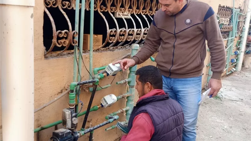 جهاز مدينة دمياط الجديدة يتصدى لوصلات المياه غير القانونية
