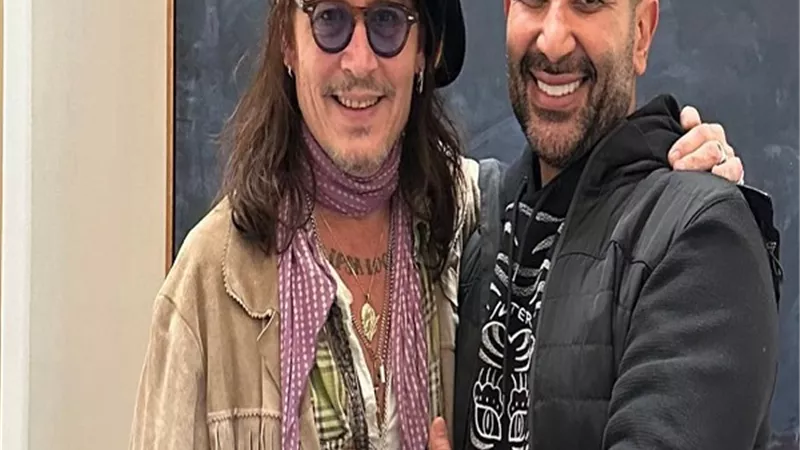 أحمد سعد برفقة جوني ديب ويمازحه: نورت بيت أخوك