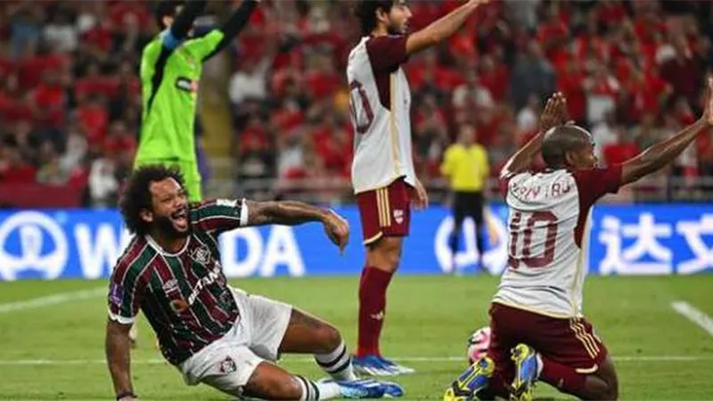 فيديو .. تتويج فلومينينسى البرازيلى بالميدالية الفضية