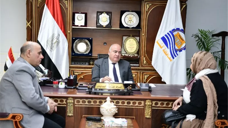 محافظ قنا يواصل استقبال المواطنين بمكتبه لبحث شكواهم