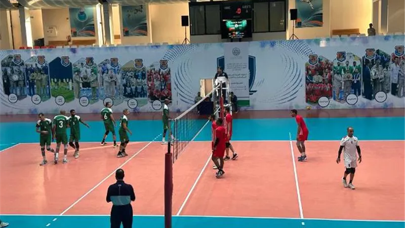 منتخب عمان يفوز على السعودية ويتصدر الترتيب البطولة العربية العسكرية للطائرة