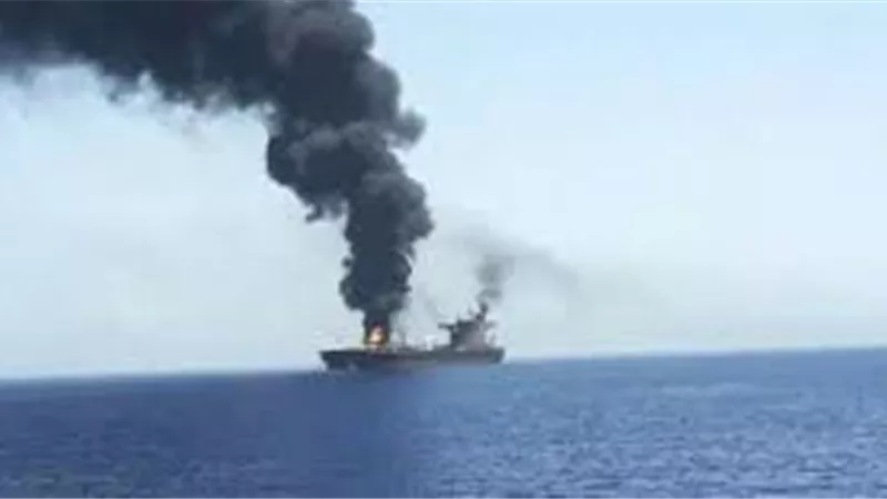 حريق في سفينة قبالة سواحل الهند