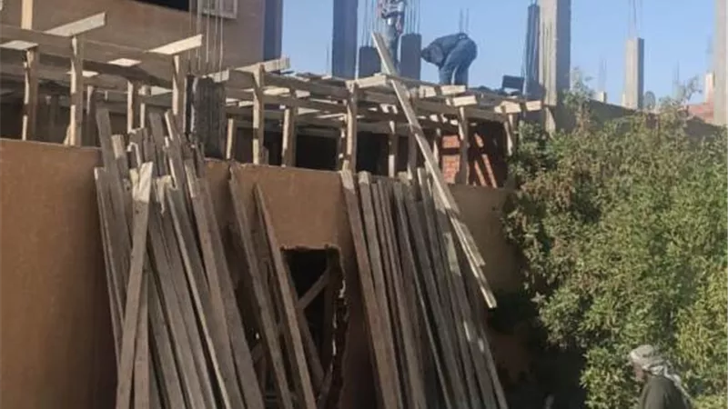 جهاز مدينة بدر يزيل مخالفات سكنية ويتحفظ على مواد البناء.. بالصور