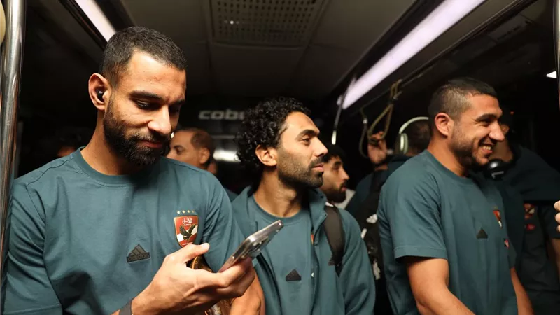 شاهد.. بعثة الأهلي تصل الإمارات استعداداً للمشاركة في كأس السوبر