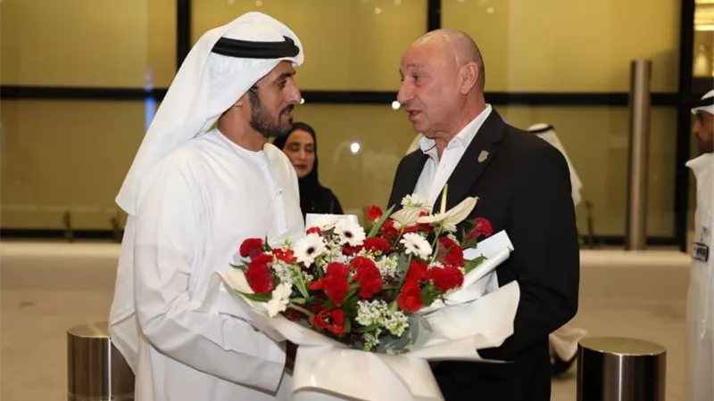 شاهد.. المدير التنفيذي لمجلس أبوظبي الرياضي يستقبل بعثة الأهلي