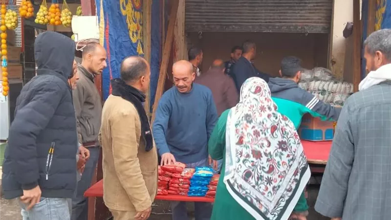 رئيس مدينة مطاي يتابع استمرار العمل بمنافذ بيع المواد الغذائية