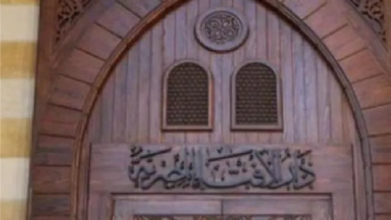 هل الإنحراف اليسير في القبلة يبطل الصلاة؟