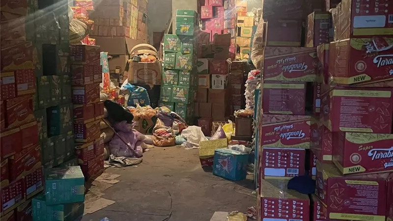 ضبط ١١٠٤ زجاجة زيت تمويني و١٠٠ كيس سكر داخل مخزن بالإسماعيلية