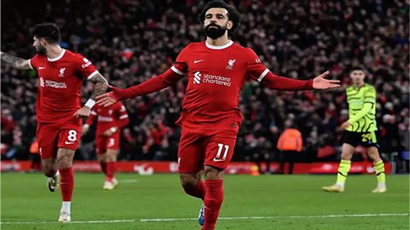 أسطورة الكرة الإنجليزية: محمد صلاح كشف نقطة ضعف آرسنال الدفاعية