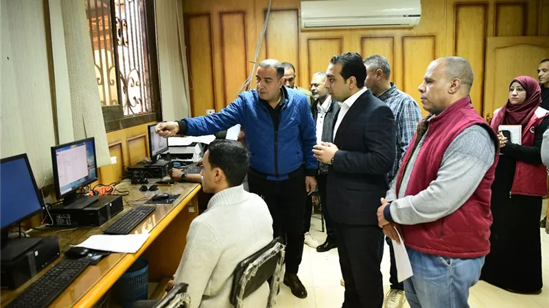 نائب محافظ قنا يتابع سير العمل بمقر وحدة استرداد أراضى الدولة