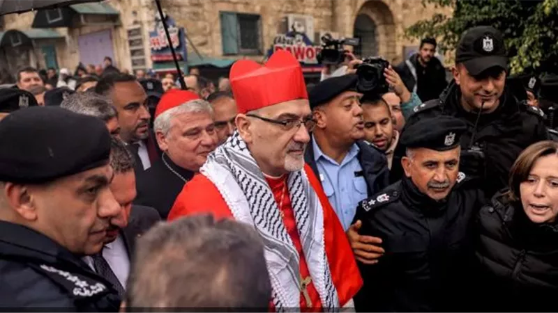 بطريرك القدس اللاتين يصل كنيسة المهد في 