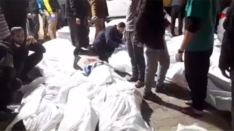 مقتل العشرات بضربة جوية إسرائيلية على مخيم في غزة