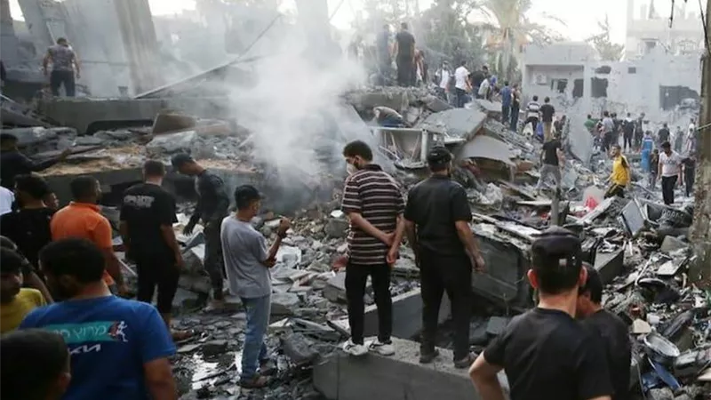 قصف إسرائيلي لمنزلين في خان يونس بغزة يوقع 13 قتيلا