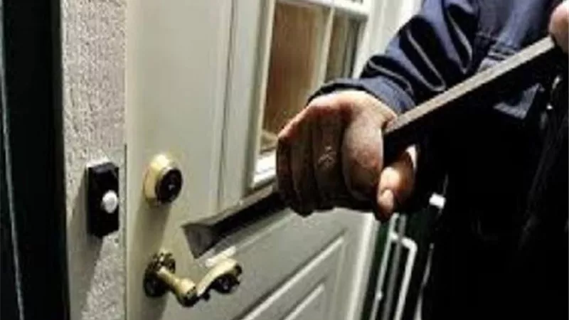 حبس مسجل خطر وشريكيه لسرقة شقة سكنية بمنطقة باب الشعرية