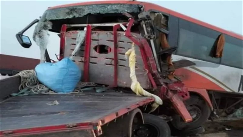 إصابة 11 في تصادم سيارة جامبو بأخرى نصف نقل دبابة بالبحيرة