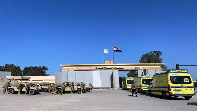 معبر رفح يستقبل 44 مصابًا فلسطينيًا للعلاج في مستشفيات شمال سيناء