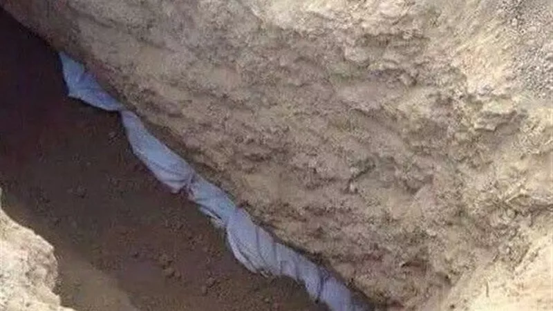 الطريقة الشرعية في وضع جسد الميت داخل القبر