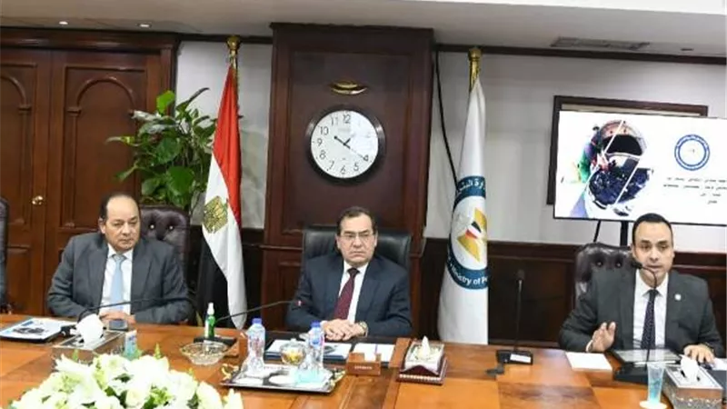 الملا يتابع الموقف التنفيذى للمبادرةالقوميةلتحويل السيارات بالغاز